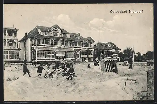 AK Niendorf / Ostsee, spielende Kinder und Hotels am Strand
