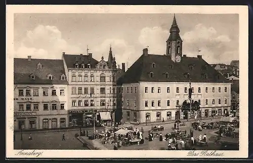 AK Annaberg / Erzg., belebte Strassenpartie vor dem Rathaus