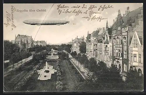 AK Crefeld, Strassenpartie mit Denkmal und Zeppelin