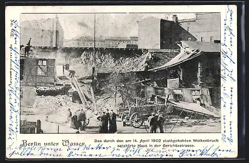 AK Berlin, Hochwasser, Zerstörtes Haus in der Gerichtsstrasse, Wolkenbruch am 13. April 1902