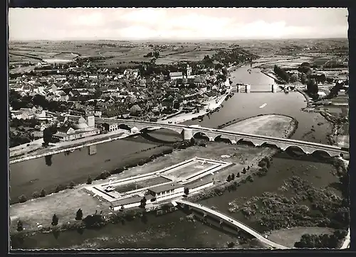 AK Kitzingen, Ortsansicht am Fluss mit Brücke