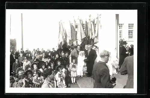 AK Blumenmädchen auf den Treppen zur Kirche, Hochzeit von Fürst Franz Josef II. von Liechtenstein 1943