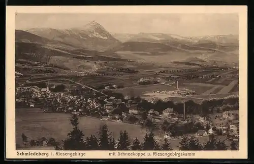 AK Schmiedeberg im Riesengebirge, Totalansicht mit Schneekoppe und Riesengebirgskamm