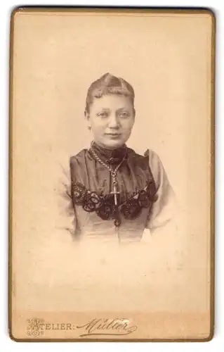 Fotografie M. Müller, Rochlitz, Junge schöne Dame im dunklen Kleid mit schwarzem Spitzenmuster und Kreuzkette am Lächeln