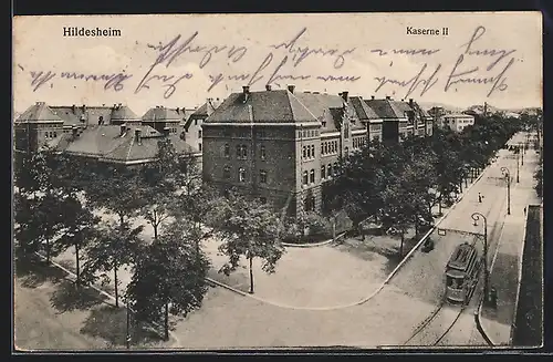 AK Hildesheim, Kaserne II. & Strassenbahn aus der Vogelschau