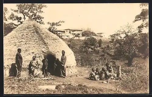 Foto-AK Afrikanische Familien vor ihrer Hütte