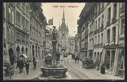 AK Bern, Strassenpartie mit Strassenbahn, Brunnen und Käfigturm