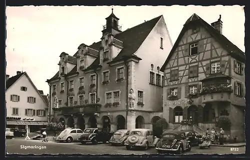 AK Sigmaringen, Strassenpartie mit Rathaus und Autos