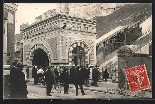 AK Le Tréport, La station du funicolaire, Bergbahn-Station mit Leuten