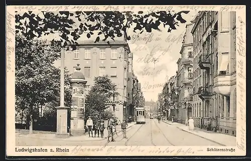 AK Ludwigshafen a. Rh., Strassenbahn und Litfasssäule in der Schützenstrasse