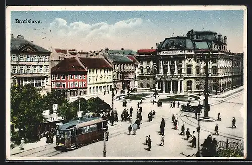 AK Bratislava / Pressburg, Grosser Platz mit Denkmal und Strassenbahn