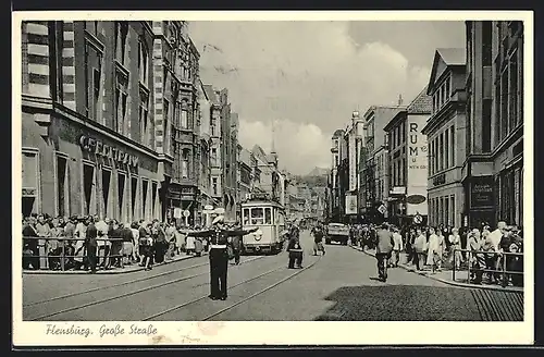 AK Flensburg, Grosse Strasse mit Strassenbahn und Verkehrspolizist