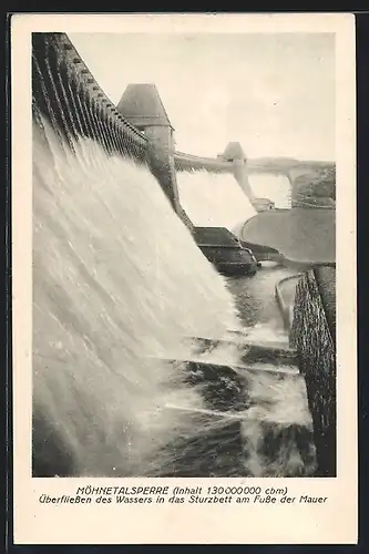 AK Möhnetalsperre, Überfliessen des Wassers in das Sturzbett am Fusse der Mauer