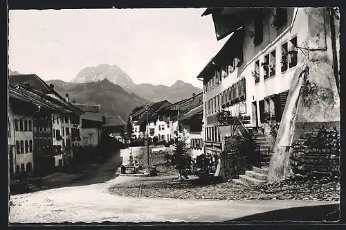 AK Gruyères, la rue et le Moléson