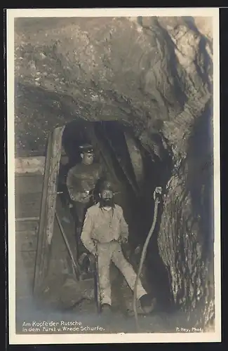 Foto-AK Fürst von Wrede Schurfe, Bergbauarbeiter am Kopf der Rutsche