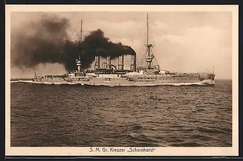 AK SM Gr. Kreuzer Scharnhorst des Ostasiengeschwaders in voller Fahrt