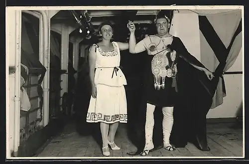 Foto-AK Paar im Faschingskostüm als Römer verkleidet
