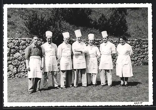 Foto-AK Köche eines Restaurants im sonnigen Garten