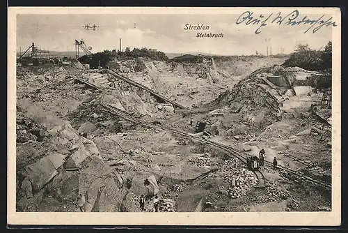 AK Strehlen i. Schles., Blick von oben in den Steinbruch