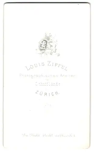 Fotografie Louis Zipfel, Zürich, Schifflände, Greif hält ein Wappenschild mit Monogramm des Fotografen