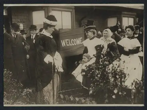 Fotografie unbekannter Fotograf, Ansicht Durham, Königin Alexandra von England besucht ein Wohnhaus der Bergleute