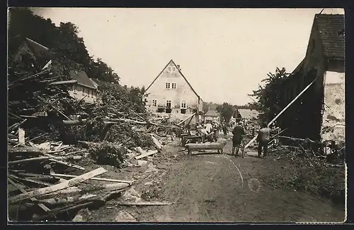 Foto-AK Berggiesshübel, Nach Unwetter zerstörte Ortspartie