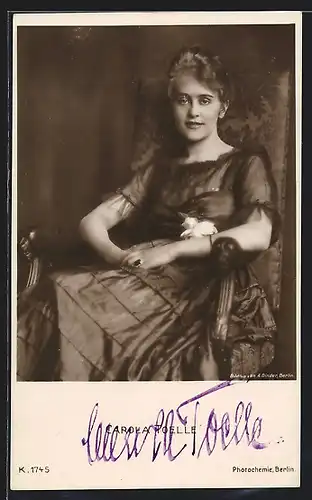 AK Schauspielerin Carola Toelle im gerüschten Kleid, mit original Autograph