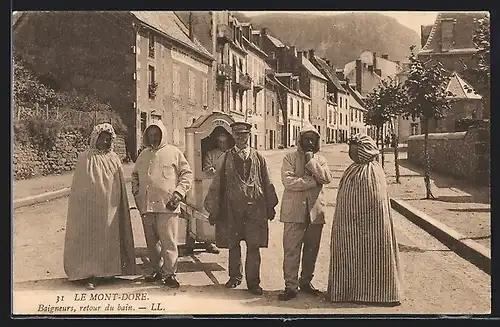 AK Le Mont-Dore, Baigneurs, retour du Bain, Badegäste und Träger mit Sänfte