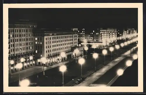 AK Berlin, Stalinallee bei Beleuchtung