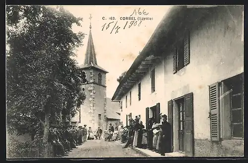 AK Corbel, Strassenpartie mit grosser Menge von Anwohnern