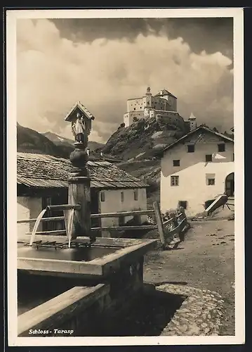 AK Tarasp, Brunnen mit Wegkreuz und Schlossblick