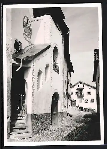 AK Schuls /Engadin, Strassenpartie an verziertem Haus