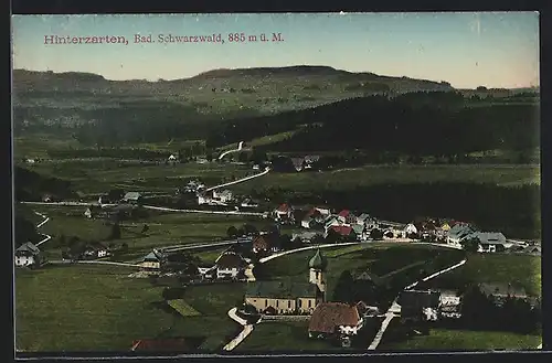 AK Hinterzarten /Bad. Schwarzwald, Ortsansicht gegen Hügellandschaft