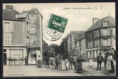 AK Lassay, Rue du Champ-de-Foire, Strassenpartie