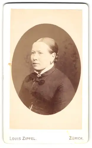 Fotografie Louis Zipfel, Zürich, Schifflände, Bürgerliche Dame mit Kragenbrosche