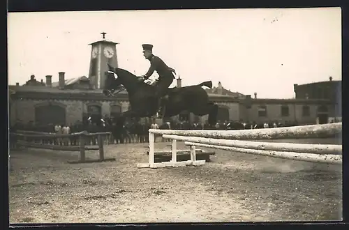 Foto-AK Springreiter in Uniform beim Hürdensprung vor Publikum