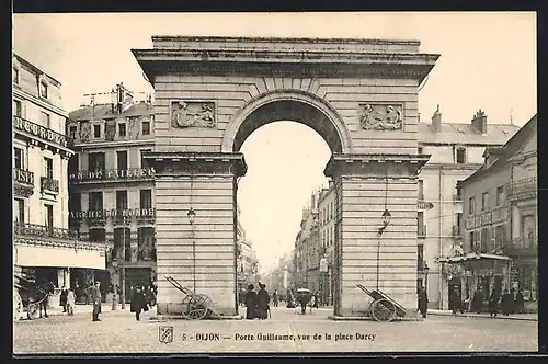 AK Dijon, Porte Guillaume, vue de la place Darcy