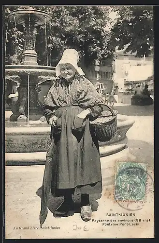 AK Saint-Junien, Paysanne des environs (88 ans), Fontaine Pont-Levis