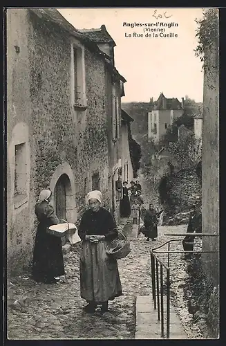 AK Angles-sur-L`Anglin, La rue de la Cueille