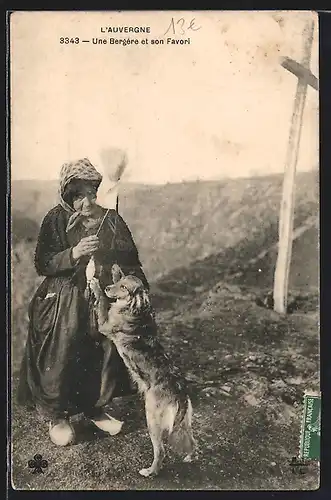 AK Une Bergère et son Favori, Auvergne