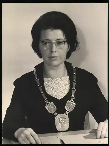 Fotografie Gerhard Naumann, Berlin, Prof. Dr. Rosemarie Sachse mit Stadtkette, Rektorin Landwirschaftschule in Bernburg