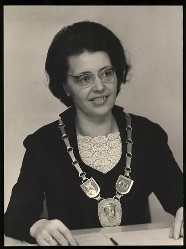 Fotografie Gerhard Naumann, Berlin, Rektorin Prof. Dr. Rosemarie Sachse, Landwirschaftschule Bernburg mit Stadtkette