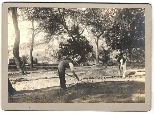 Fotografie unbekannter Fotograf, Ansicht Windhuk / Windhoek, DSWA, Eingeborene Afrikaner bei der Gartenpflege des Kasino