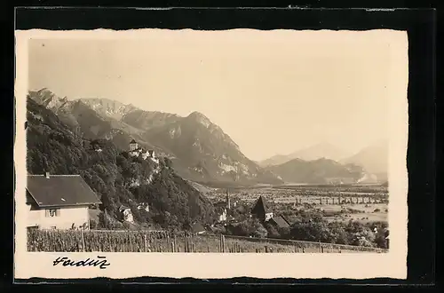 AK Vaduz, Ortsansicht mit Kirche und Burg