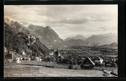 AK Vaduz, Ortschaft mit Burg vor den Bergen