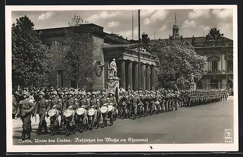 AK Berlin, Unter den Linden, Aufziehn der Wache am Ehrenmal