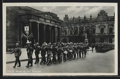 AK Berlin, Parade der Wache vor dem Ehrenmal