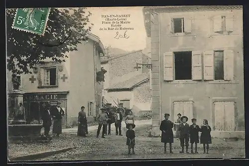 AK Bas-en-Basset, Place de la Mairie & Entrée de la Rue du Ruisseau