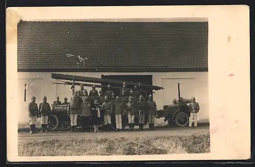 Foto-AK Wien, Inzersdorf, Freiwillige Feuerwehr vor einem Löschfahrzeug