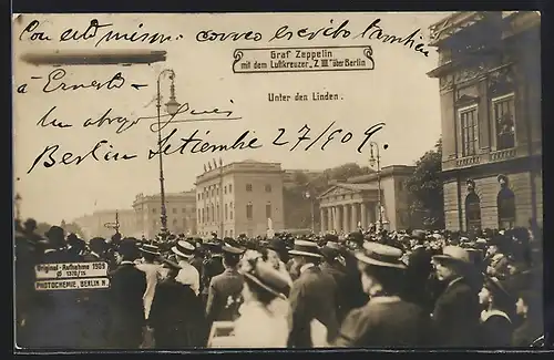 AK Berlin, Zeppelin Luftkreuzer Z III über der Stadt, Beobachter Unter den Linden, 1909